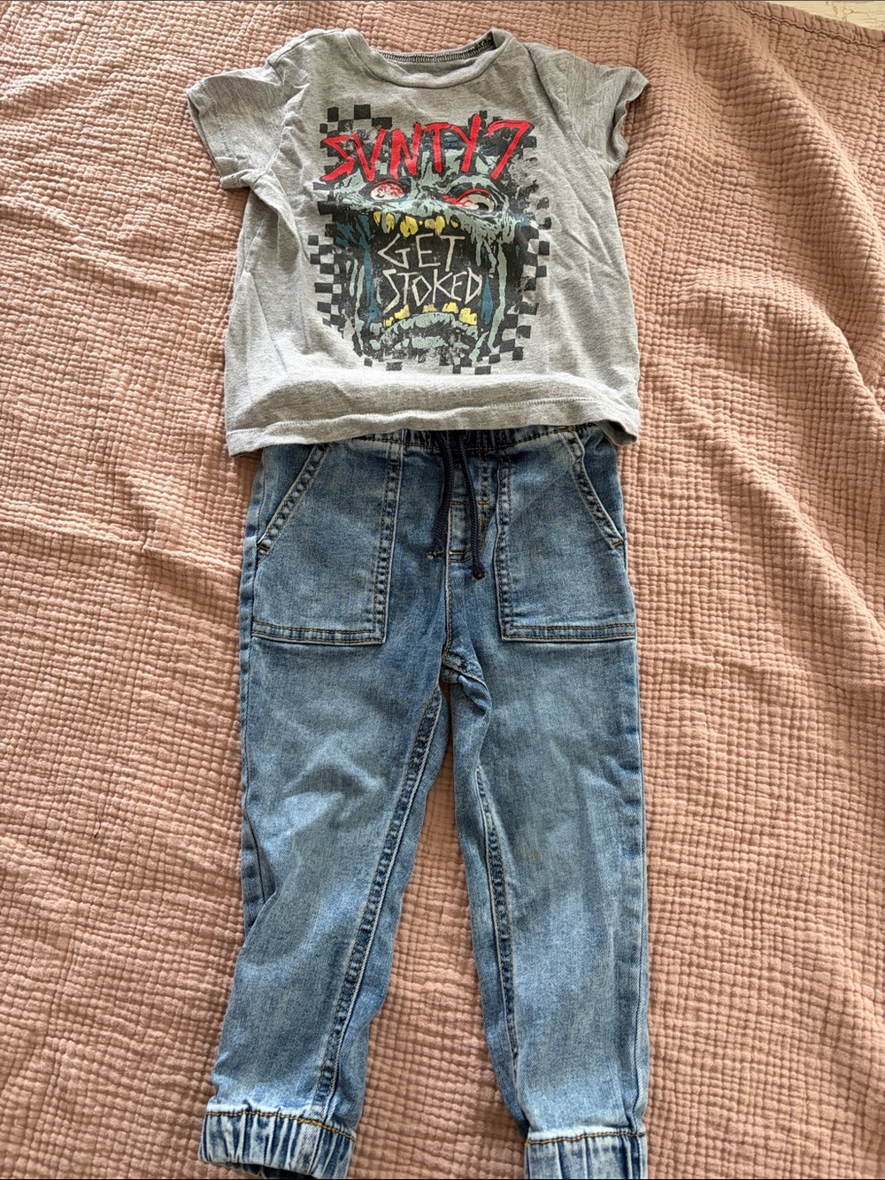 77kids Gray Short-Sleeve Graphic Tee with Red and Black Print- t is 18-24 months